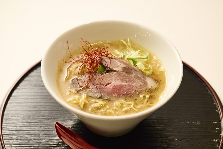 山くじらのチャーシューをのせた澄んだスープのラーメン