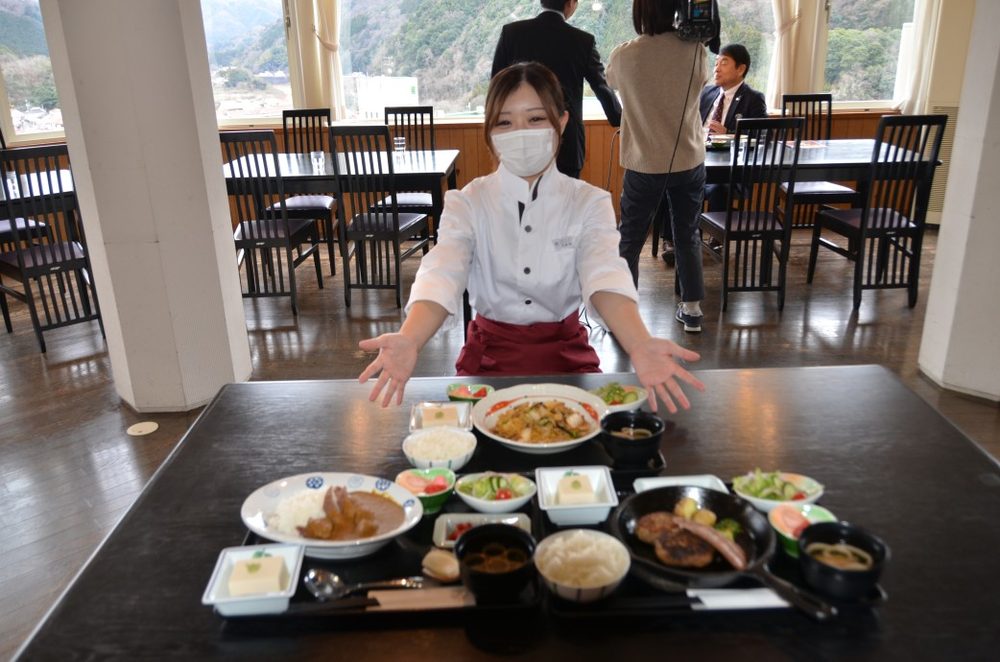 たまりば邑の料理人がテーブルに並べたジビエ料理の数々